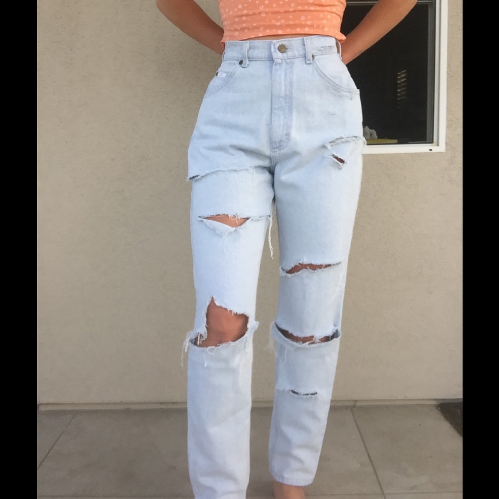 High waisted distressed light wash lee jeans💕